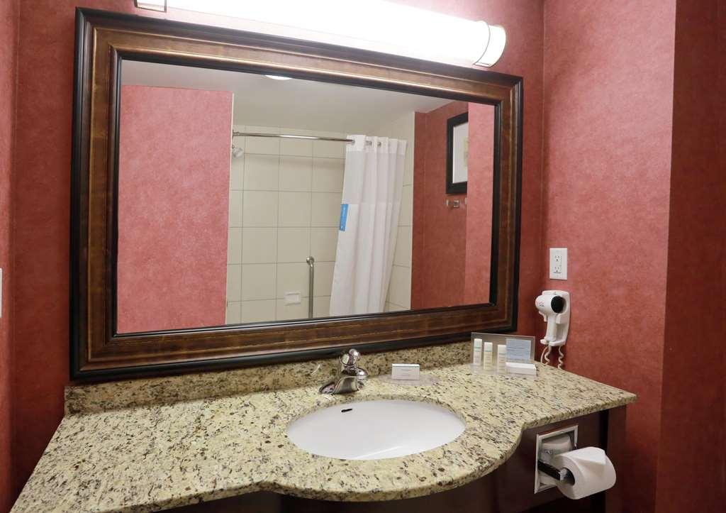 Hampton Inn & Suites Laval Cameră foto