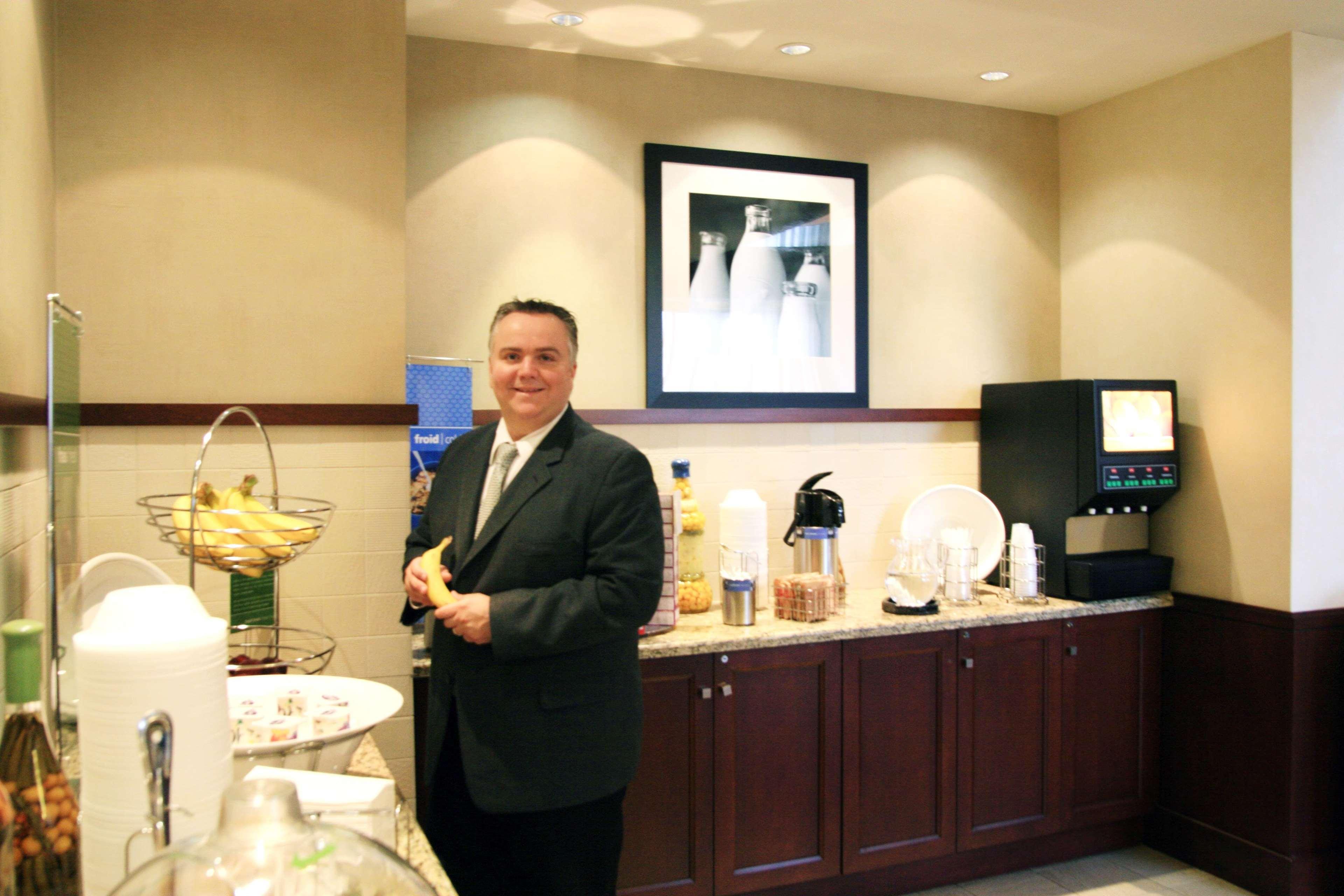 Hampton Inn & Suites Laval Restaurant foto