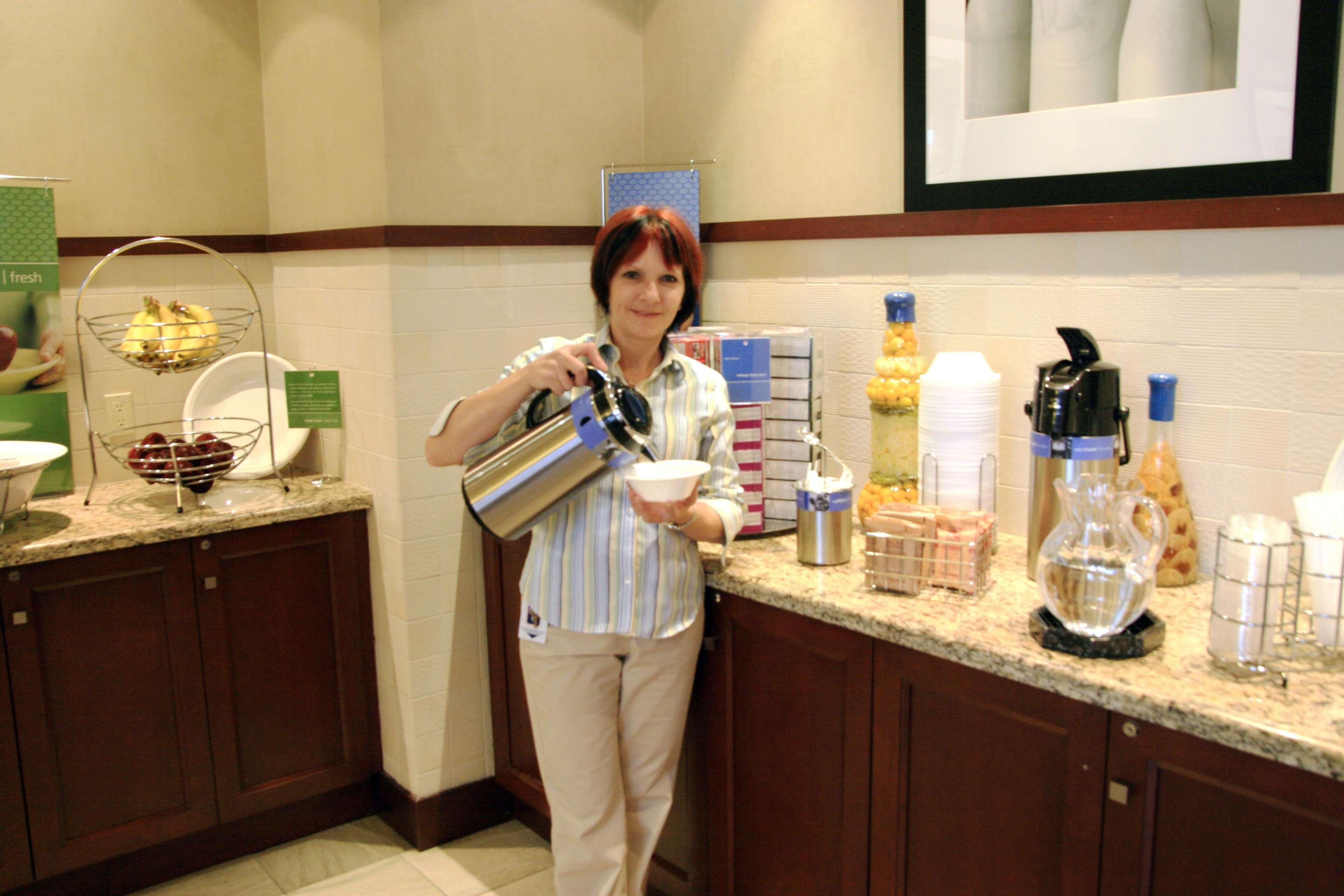 Hampton Inn & Suites Laval Restaurant foto